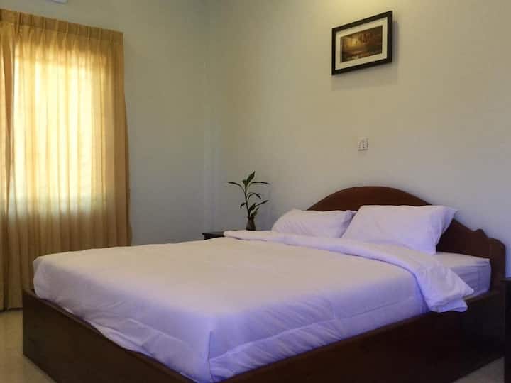 ห้องนอนมาตรฐานเตียงใหญ่ (เตียงคิงไซส์ -15 $/คืน)