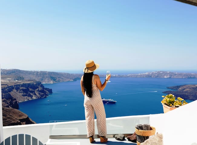 “Ethereum Luxury Cave” jacuzzi, caldera view villa