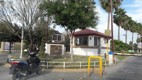 Equipped house, complete, excellent, gated unit
