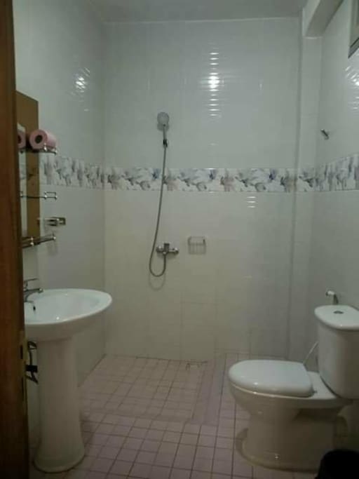 salle de bains première chambre