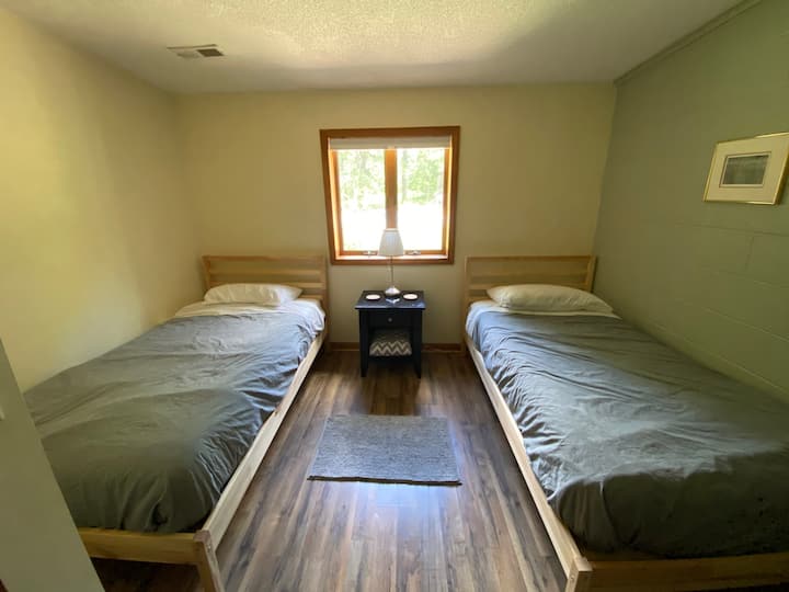 2 twin bedroom