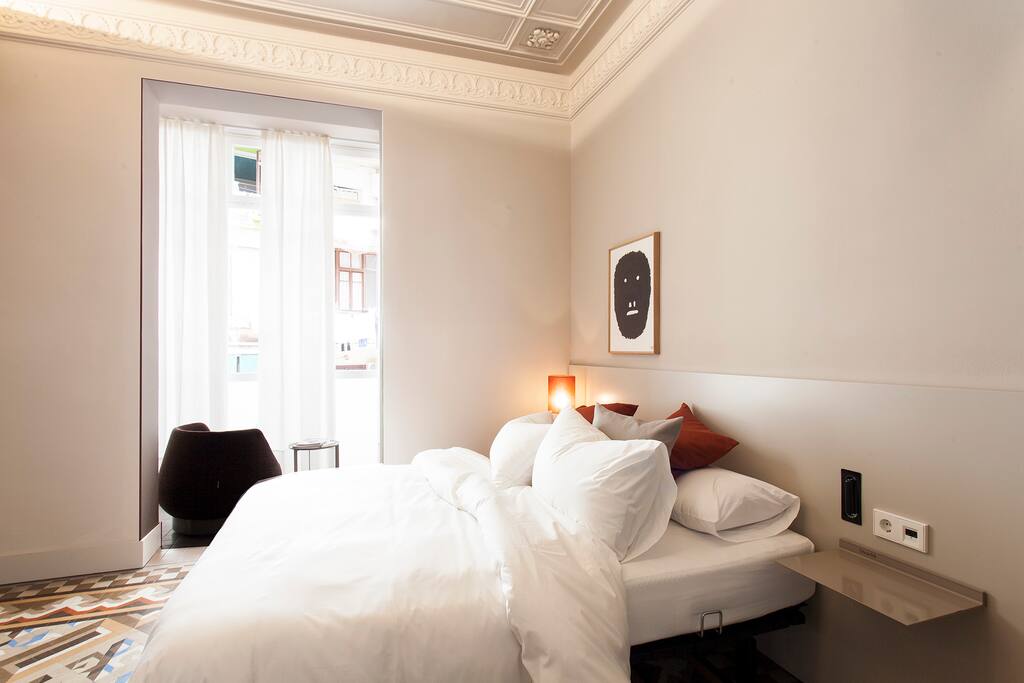 Double room with a queen size bed and a seating area