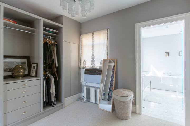 Fully renovated historic district townhouse gallery image 4