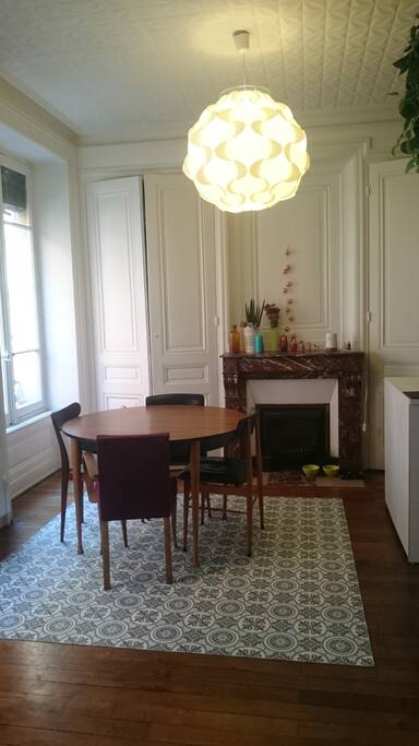 salle à manger avec table à rallonges
café et petits gâteaux disponible