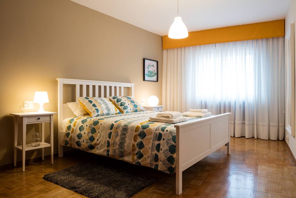 Dormitorio con cama 160x200cm.