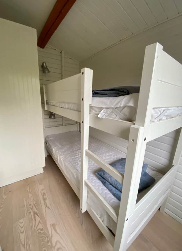 带壁橱和双层床的房间 