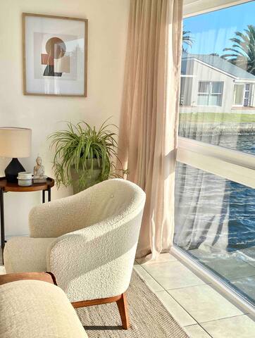 Modern, secure 3 bedr townhouse on the lagoon. gallery image 5