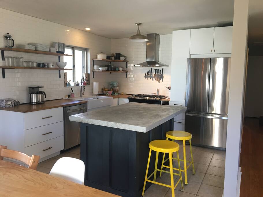 Great entertaining kitchen and space for cooking!