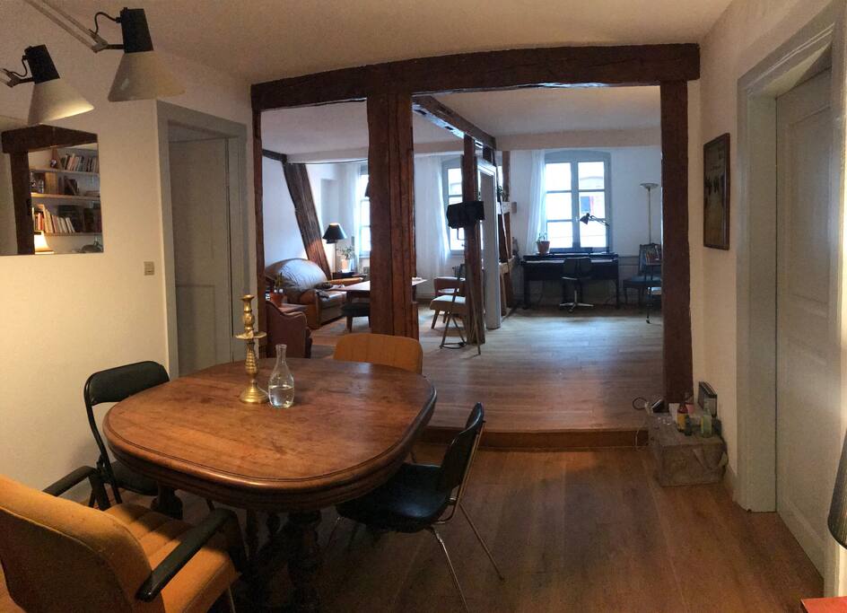 Salle à manger avec vue sur le salon