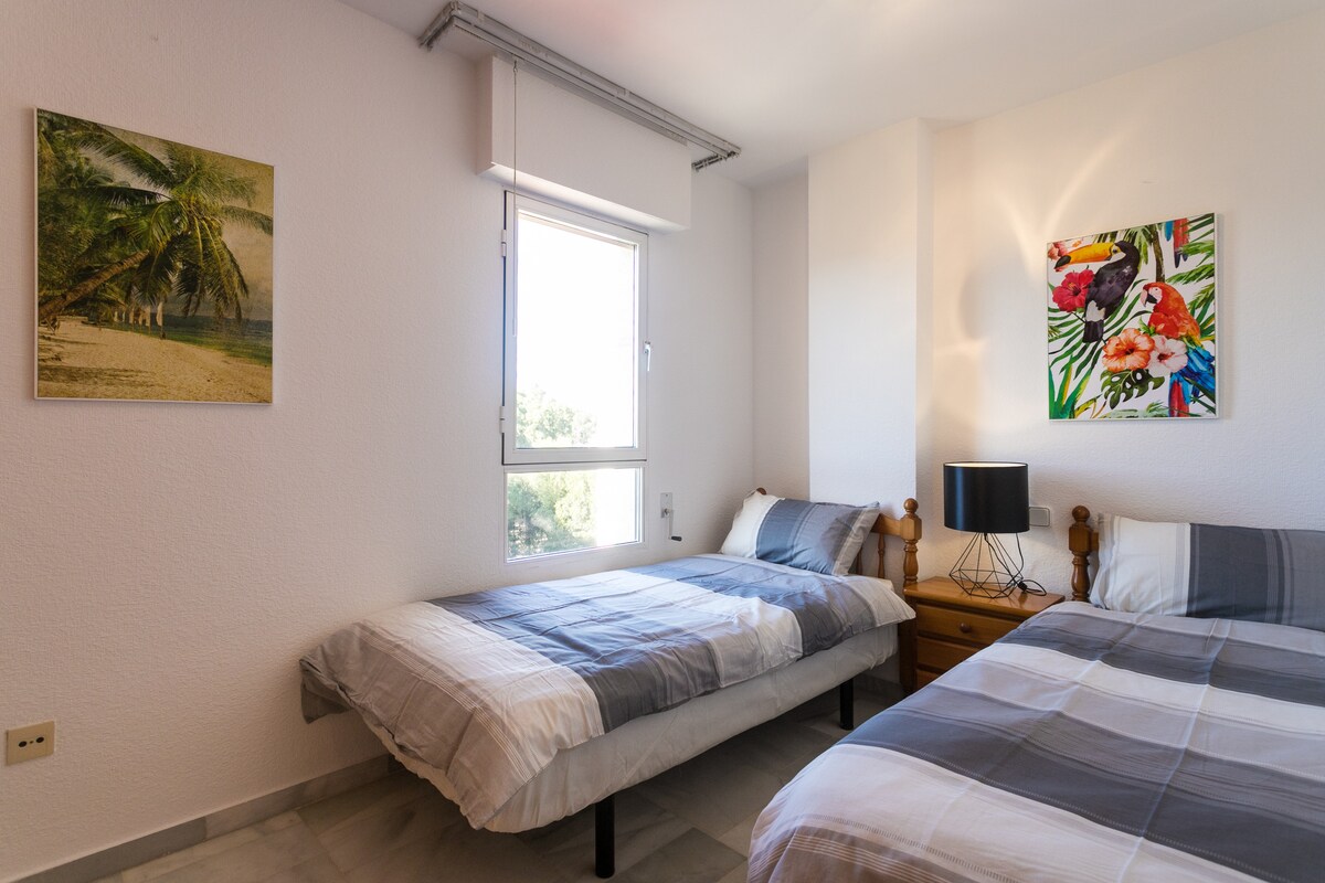 غرفة نوم بسريرين فرديين.