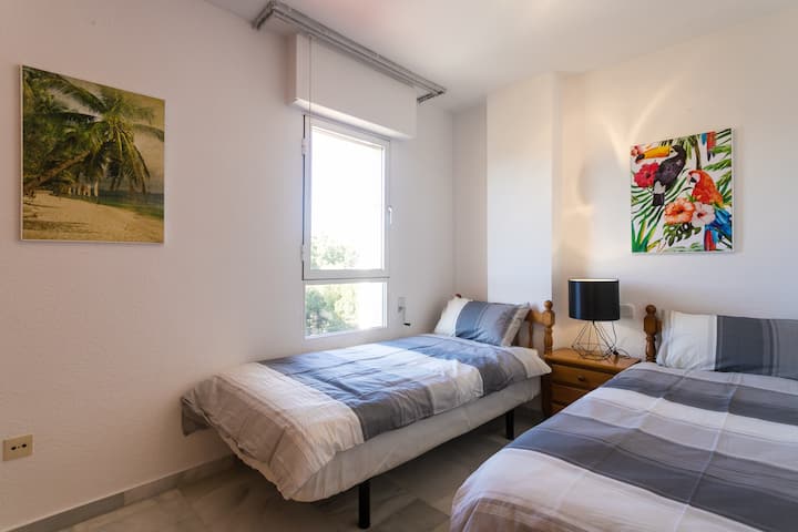 Chambre avec deux lits simples.