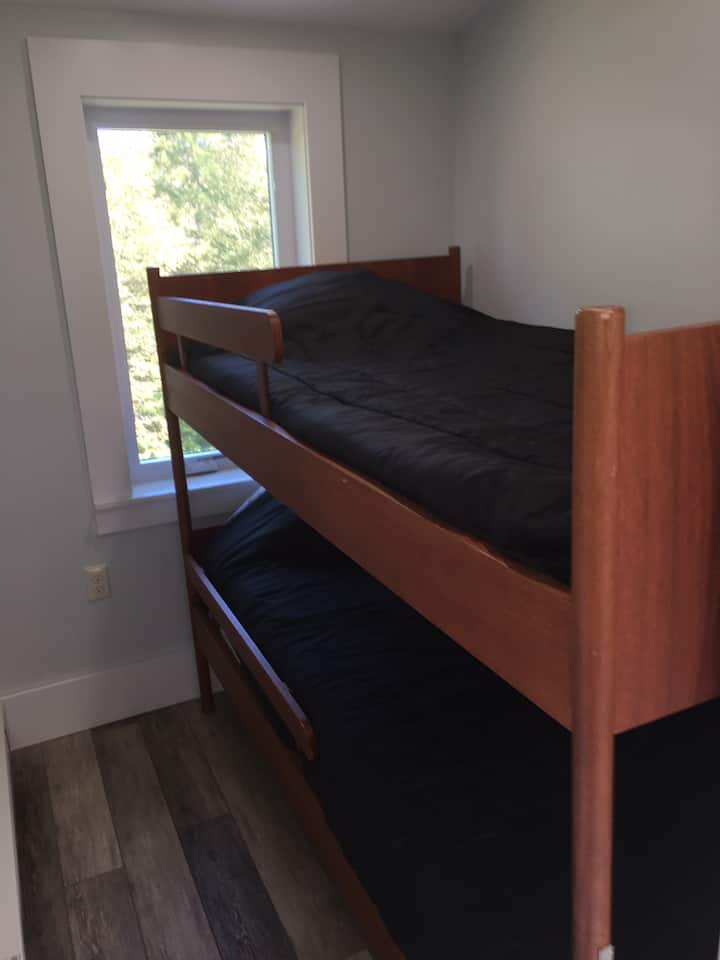 Ორსართულიანი ოთახი საძინებელში 2