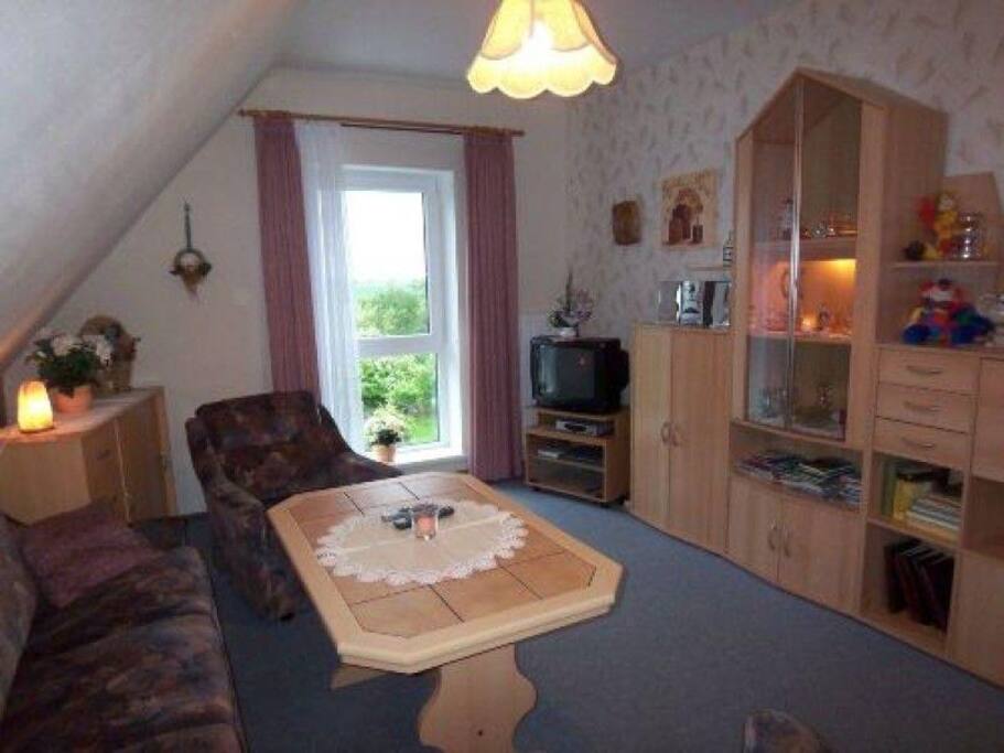 Wohn - und Schlafzimmer mit unverbauten Blick auf das südlich in etwa 11 Km entfernt liegende Holländerstädtchen Friedrichstadt.