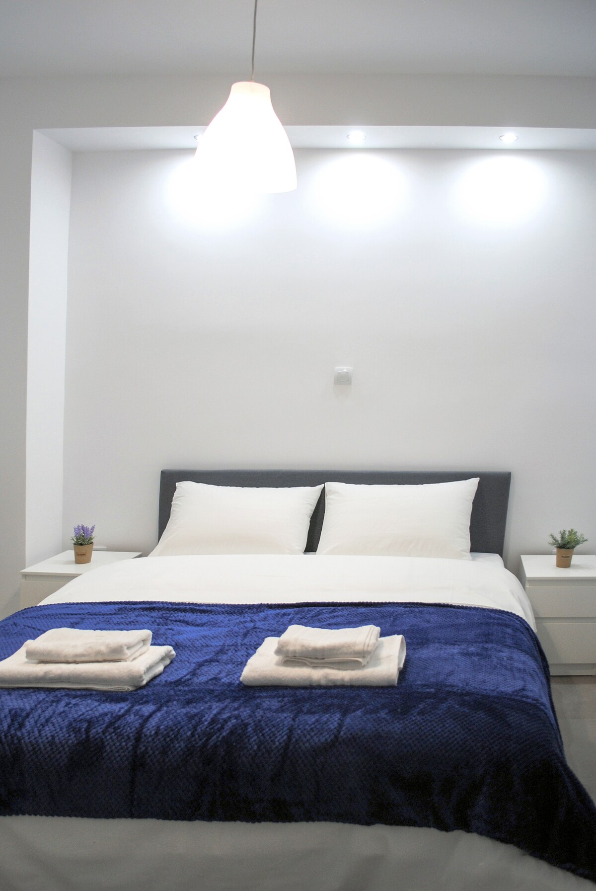 Dormitorio principal con cama tamaño queen, ...