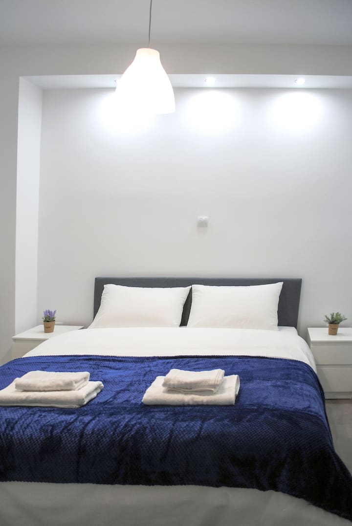 Hlavná spálňa s manželskou posteľou veľkosti Queen, ...