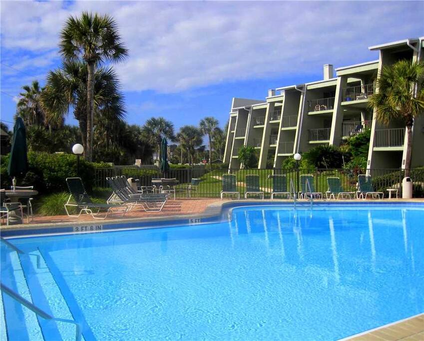 Rest & relax by our beautiful Island South pool - What's better than swimming or sitting by the pool? Eating something fresh off
