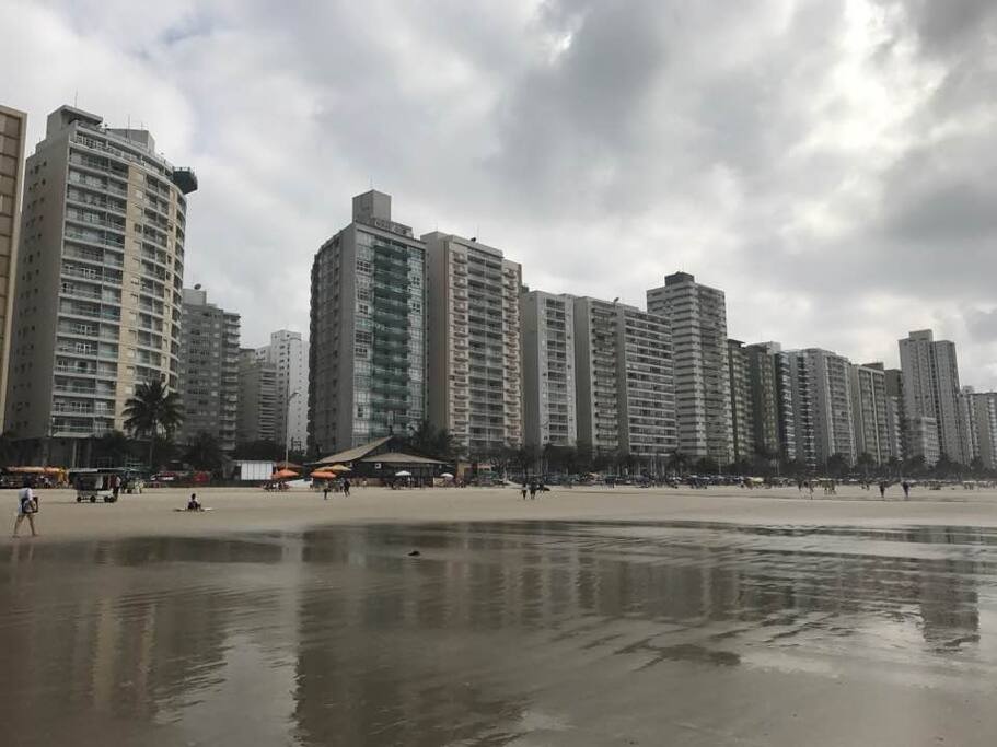 Praia com vista do prédio na lateral direita