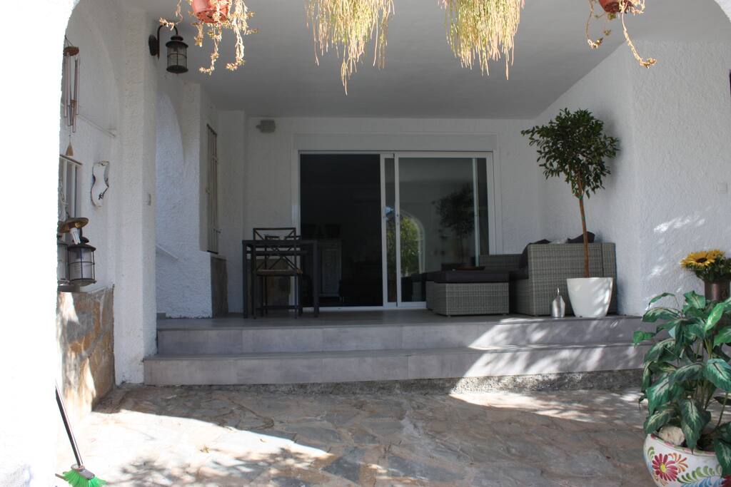 guesthouse bevindt zich op de begane grond, met privé terras.