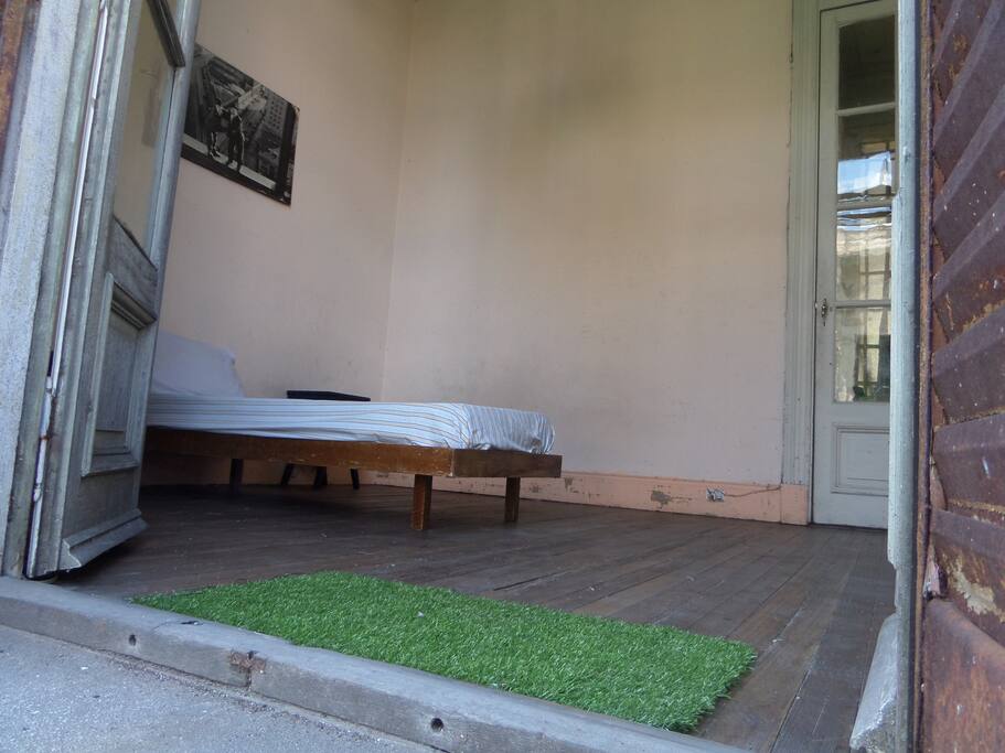 Habitación amplia. Buena iluminación natural. Ventilada. Con balcón estilo francés. Techo alto. Cómoda. Ambiente limpio y agradable.
