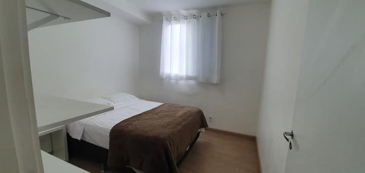 Fjetore me krevat pranveror kuti të mbushur me shkumë në rehati. 