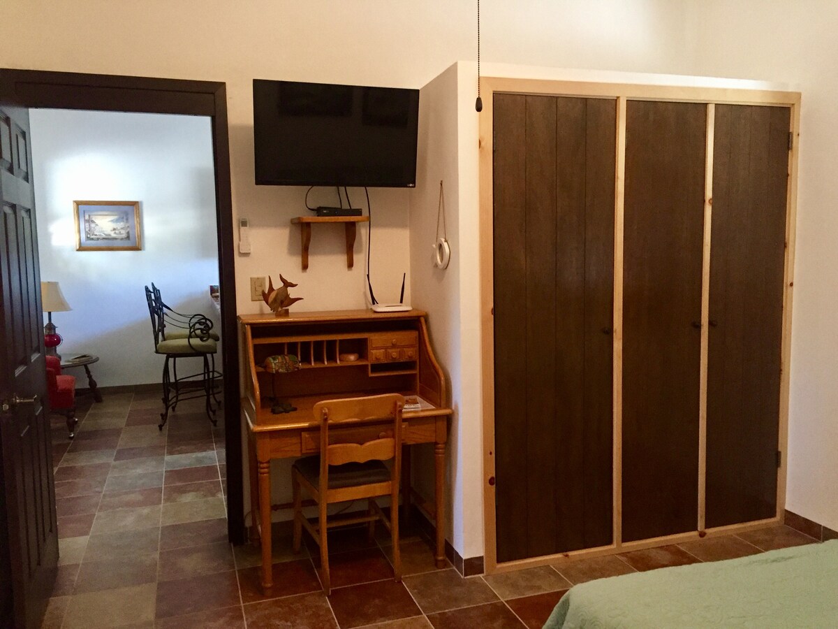 Бюро и гардероб 