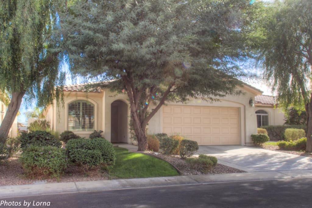 Desert styling, 1 garage space available and driveway parking