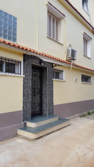 Entrée principale privée des deux appartements "ROMANA" et "BELLE VUE".