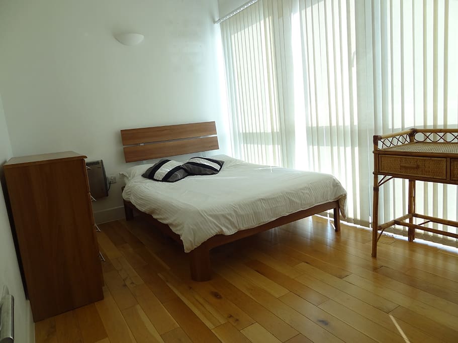 Room: 2.60 x 4.15 m // 8.5 x 13.6 ft