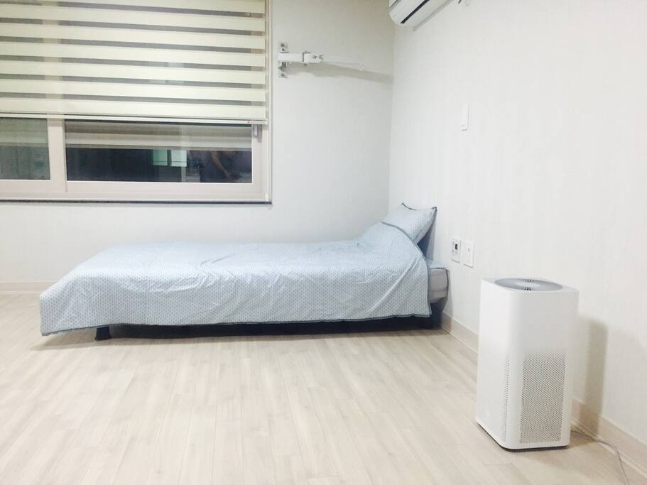 싱글침대와 공기청정기가 있어요~