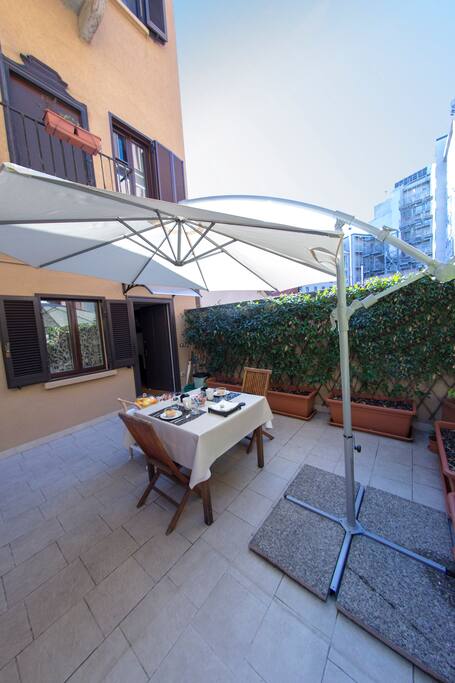 Terrazza pronta per la colazione