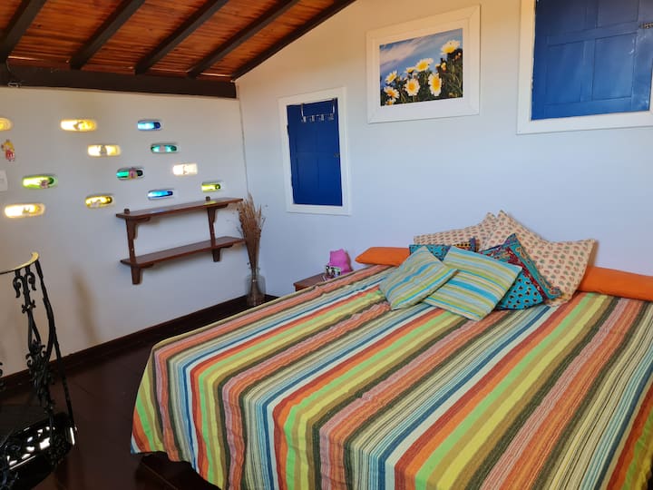 Qt on the mezzanine with two reversible boxed beds to turn in a bigger bed than the double queen. Suitë Qt me pamje të bukur