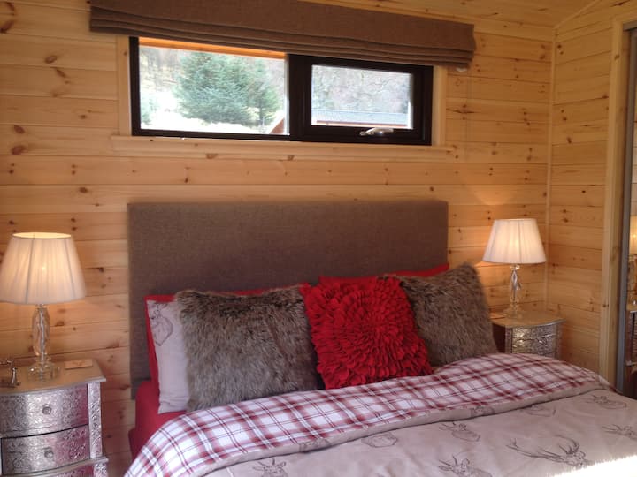 Dvokrevetna spavaća soba s kupaonicom