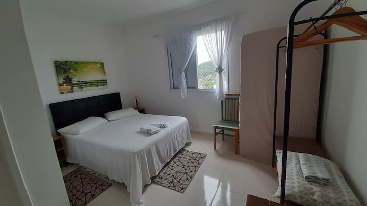 الغرفة 1 - جناح للزوجين مع مكيف هواء وسروال وخزانة.