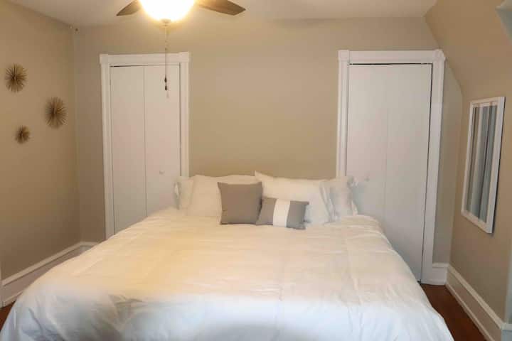 ห้องนอนด้านหน้าพร้อมเตียงคิงไซส์ 