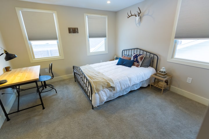 Comfortable & Chic Queen Bedroom Near Detroit Zoo - Ferndale, MI