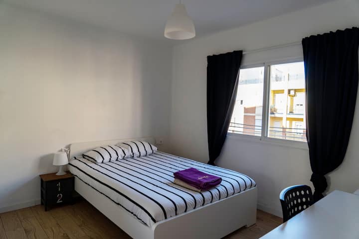 Chambre 1. Lit + 2 tables + lampe.