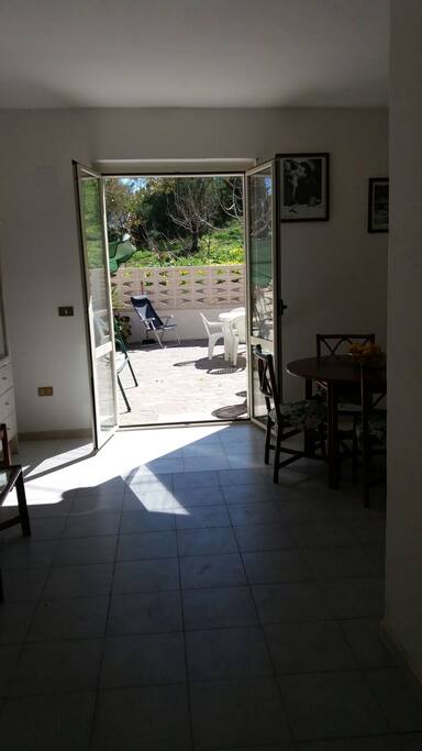 soggiorno con accesso giardino