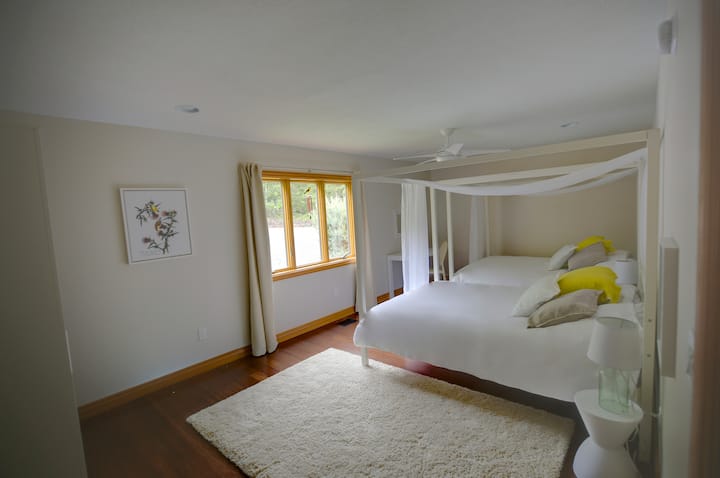 Goldfinch Bedroom - 2 Queen beds (this is the only bedroom that does not have a lake view.)
