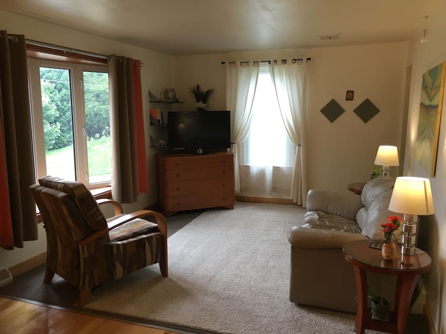 Watch TV, DVDs, find an interesting read on the shelf, play a board game from the top drawer, or simply relax in the cozy and comfy living room.