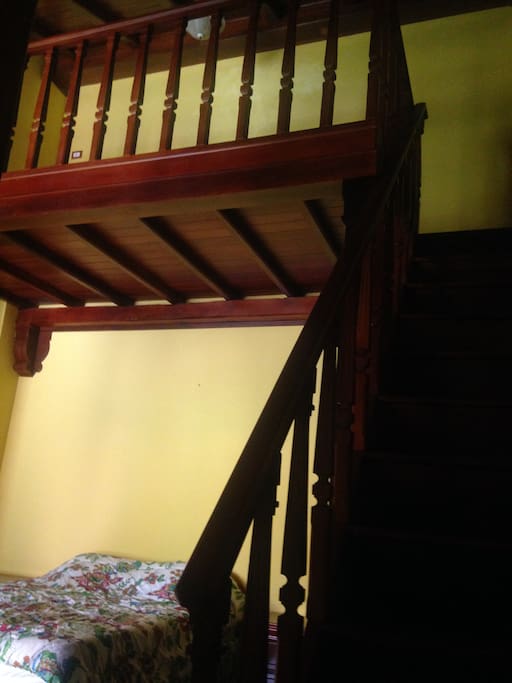 Mesanini en el cuarto una cama arriba para una persona más