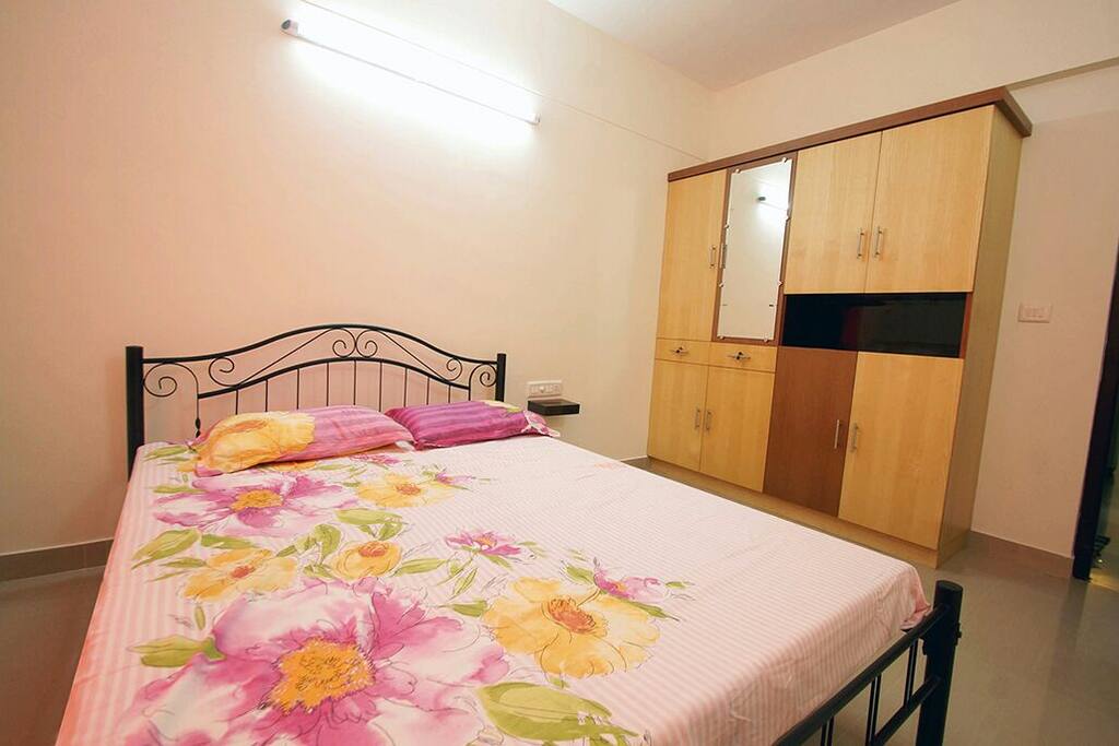 1 Bedroom with a queen size bed with bedsheets and pillows
