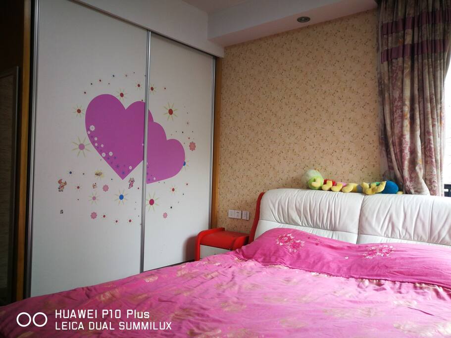 主卧衣柜里有浴袍
The new cotton quilt from my hometown,very warm and comfortable.and Couples bathrobe are provided