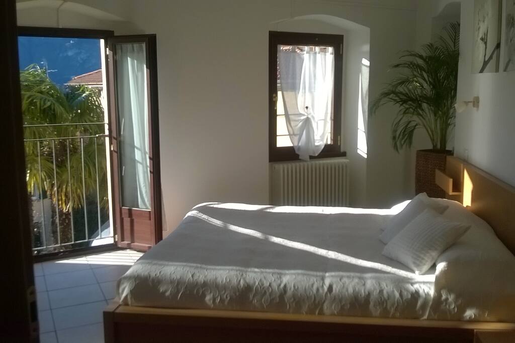 Luminous main bedroom