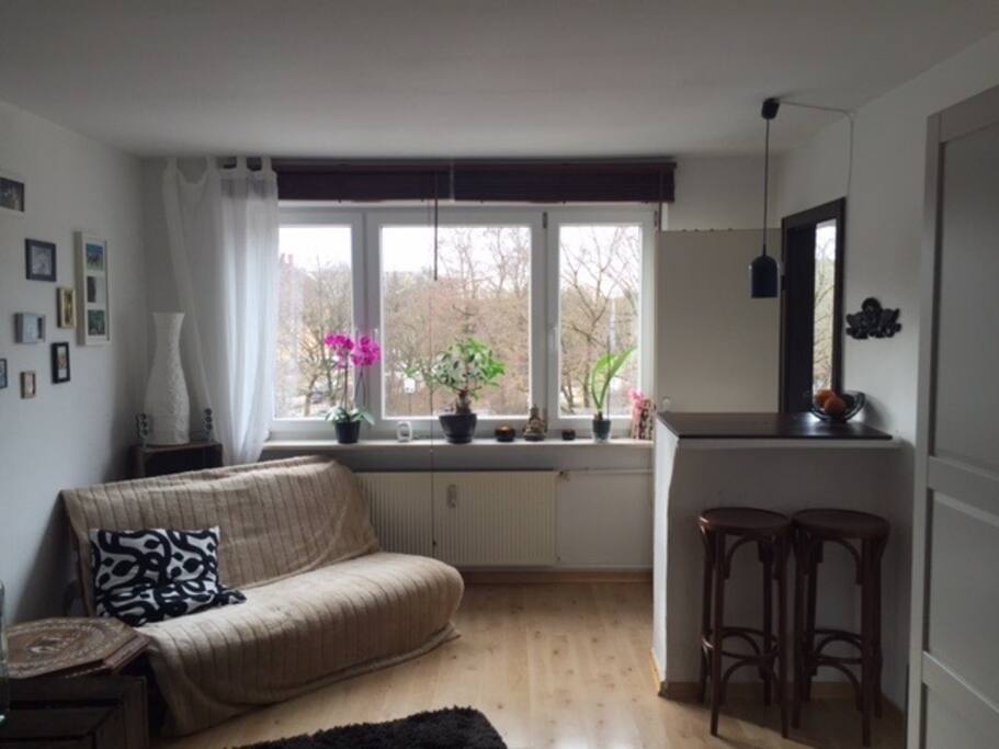 Both pictures are taken in the same room