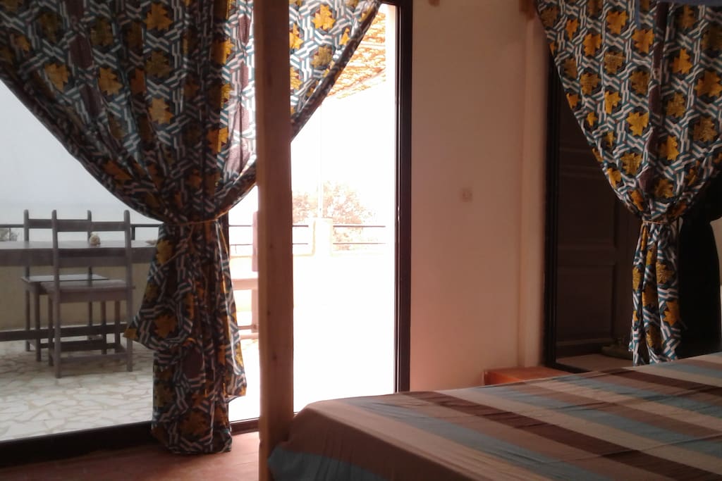 Chambre n°3, Grande baie vitrée avec vue sur mer, salle d'eau privée.
Lit King Size avec moustiquaire, Rangements et ventilateur.