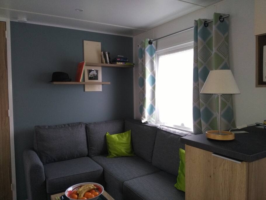 séjour lumineux avec banquette lit