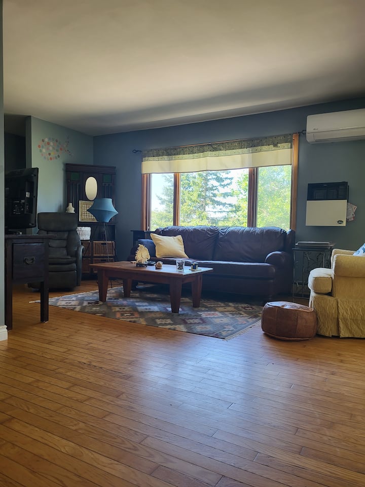 Hay un aire acondicionado/bomba de calor y TV por cable con Super Sport Channel; y  Netflix y Prime Video.