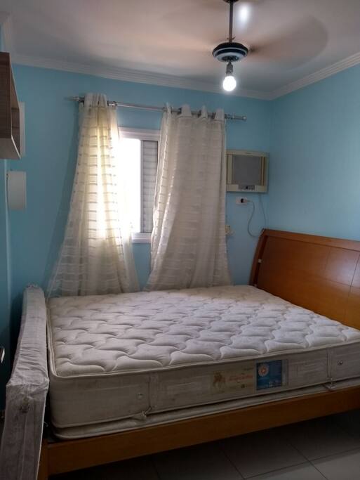 Quarto com ventilador e Tv