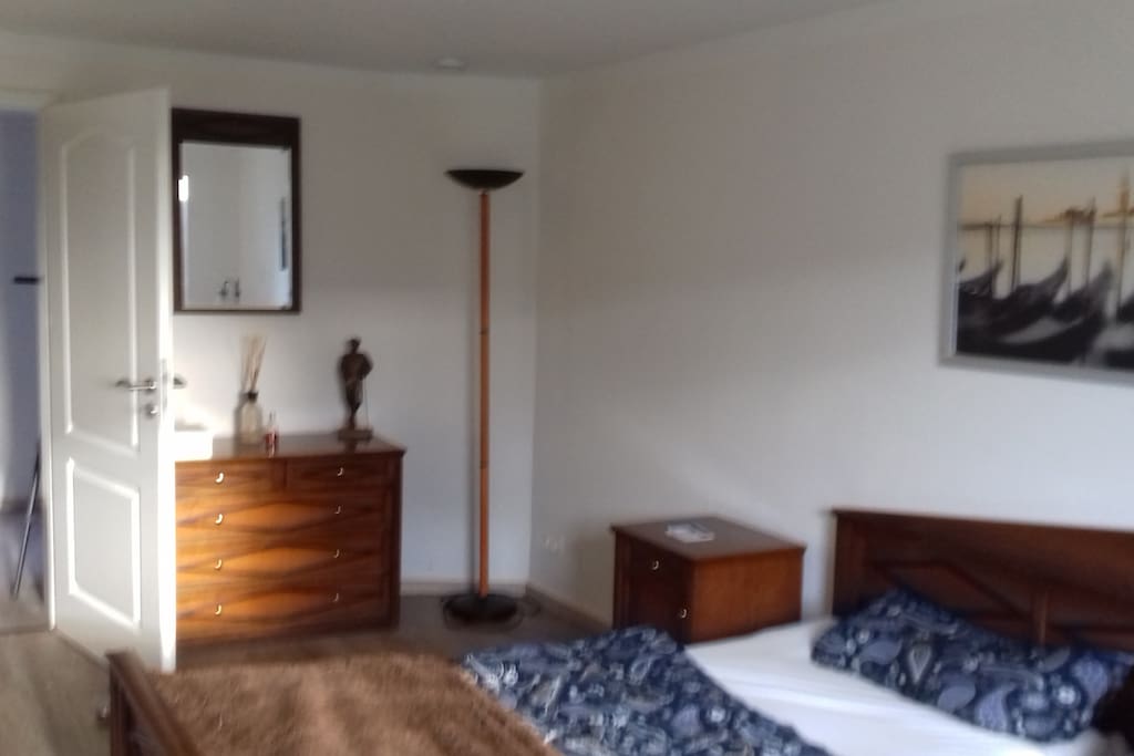 Schlafzimmer mit Doppelbett 2m x 2m Ausgang Terrasse