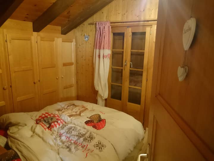 ห้องนอนใต้พร้อมระเบียงและเตียงขนาด 140 ซม.
